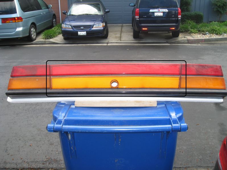 Heck-Leuchte mit Mittelteil
Das Mittelteil der Heckleuchte (rot/orange) kann entfernt werden. Es gibt kein Mittelteil in der rot/roten Version.
