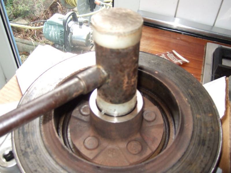 Radlagerwechsel 3
"Einpressen" des inneren Lagers. Ist nicht wirklich gepresst sondern geht eher straff rein.
