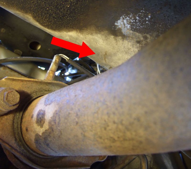 Riss im Blech :-(
Riss oberhab des AuspuffkrÃ¼mmers in der Spritzwand. Von hinten, unten aus gesehen.
