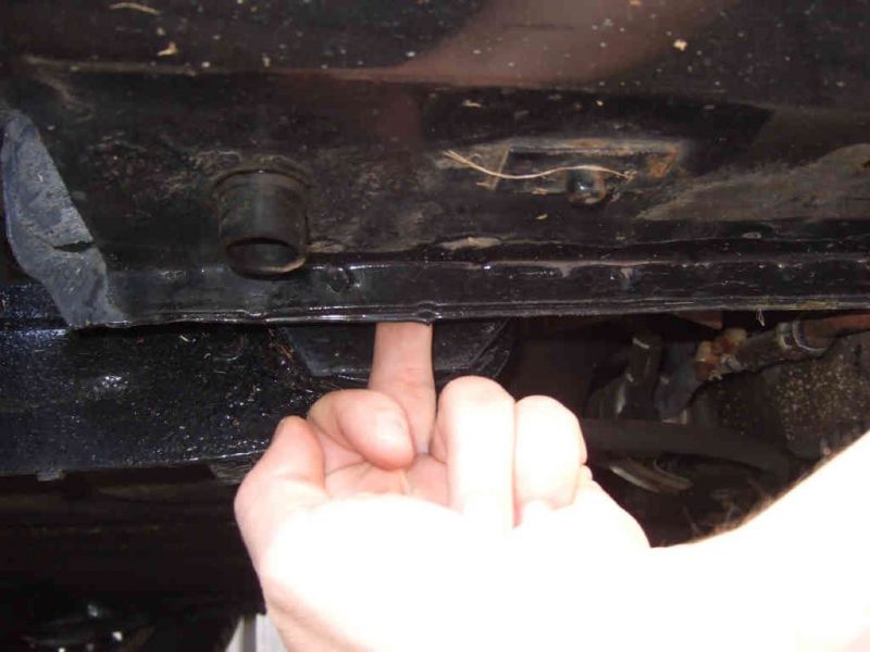 Abfluss im Schweller
Da wo der Finger rein greift ist die Original-AbflussÃ¶ffnung im Schweller. Der runde Gummiflansch weiter links ist ein zusÃ¤tzliches Abflussloch. Das Teil kommt original vom freundlichen Mercedes-HÃ¤ndler.
