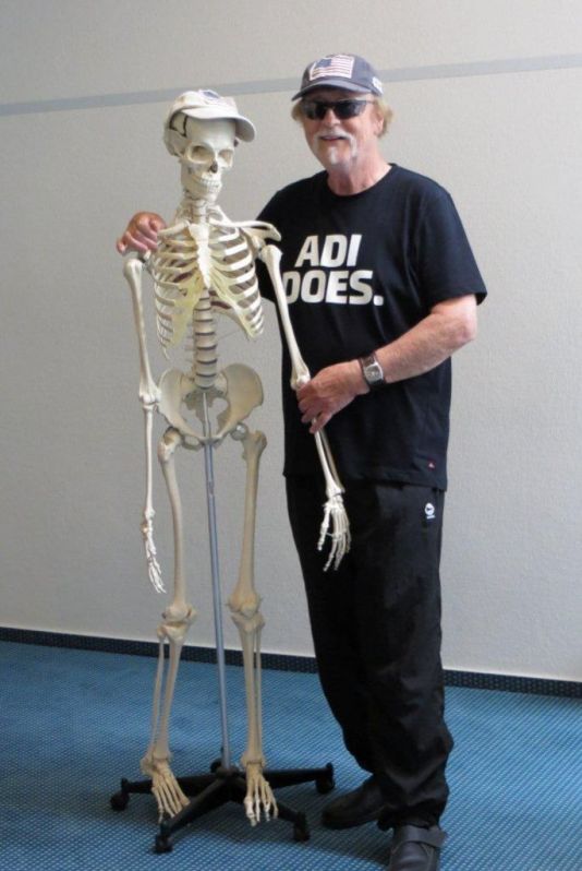 Adi mit Knochen-Jupp
...den er wÃ¤hrend seiner Kreuzgelenk-Reha in Bad Meinberg kennengelernt hat. Leider wollte dieser partout nicht im mitgebrachten Le Baron einsteigen. Eine Mitfahrt sei ihm im offenen Wagen zu zugig und gehe ihm an die Knochen!! 
