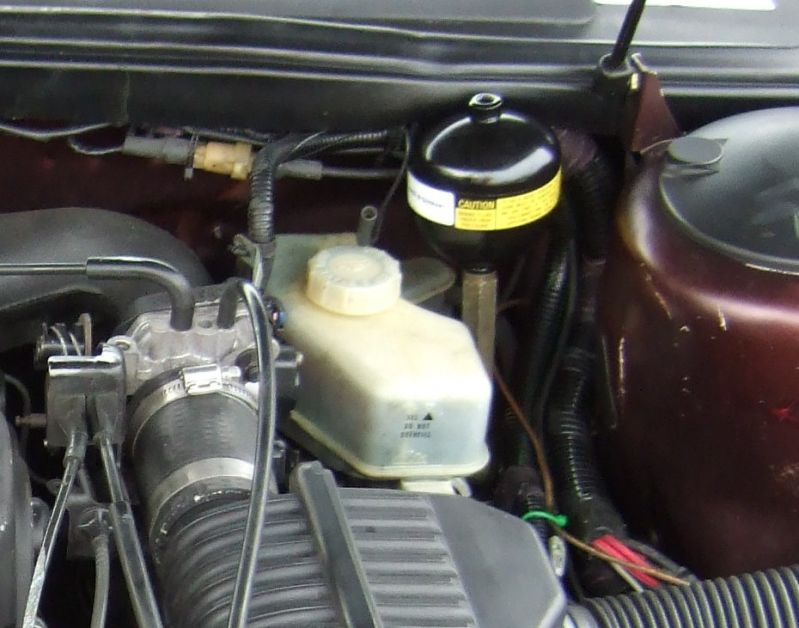 Motorraum Chrysler TC by Maserati, Bremsanlage
