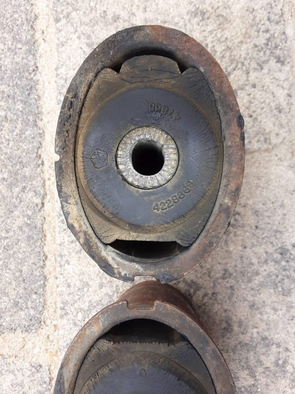 ovale Gummilager Hinterachse #5
Maße 80,0 mm x 56,7 mm x 59,0 mm
