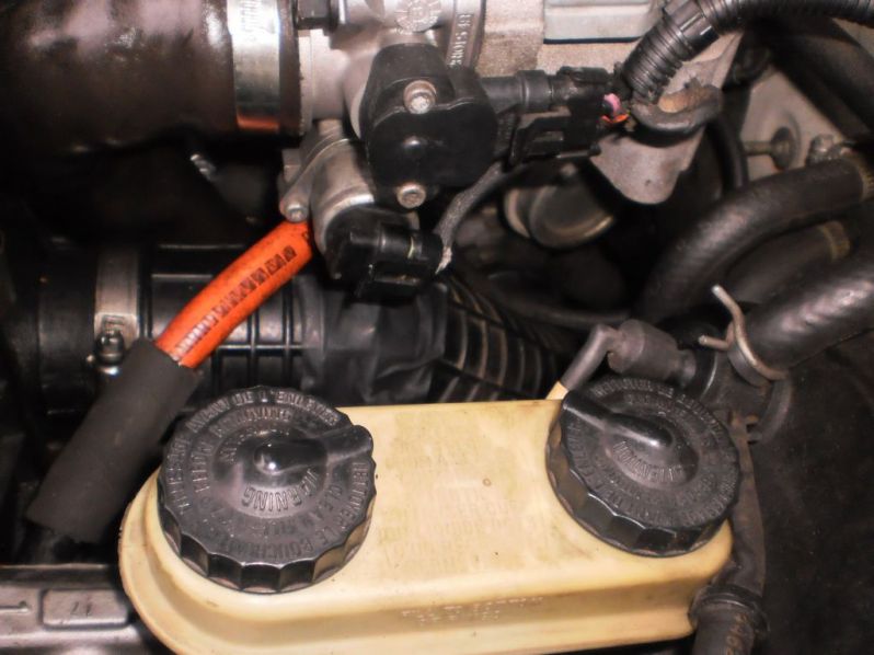 Schlauch zum Luftfilter vom PCV Ventil
der rote Schlauch steckte vorher einfach in dem darunterliegendem Rohr zum Turbo, da wo das Klebeband ist
