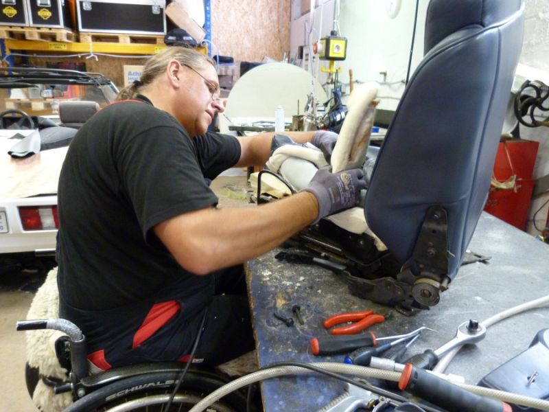 Reparatur der Sitzwange meines Fahrersitzes
Professor Clasen von www.tocla.de bei der Arbeit
