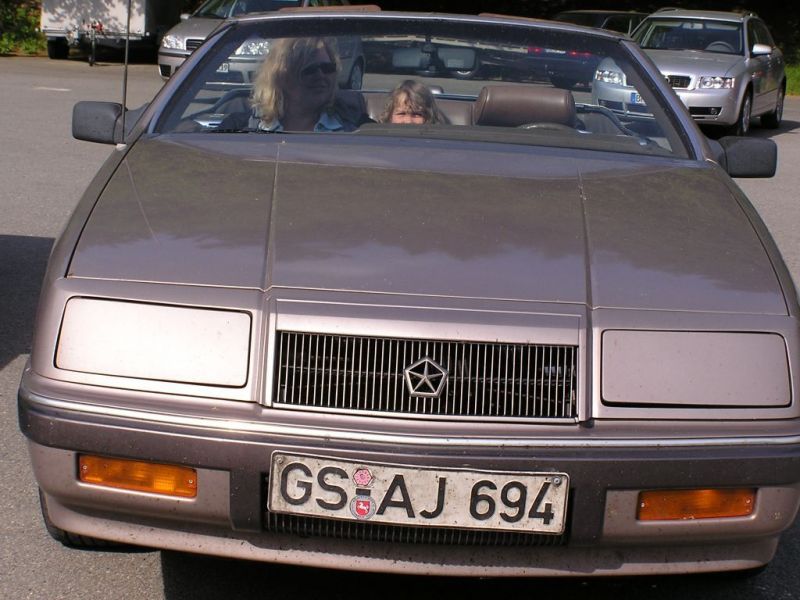 Mein Turbo 2
Mal wieder ein neueres Bild meines Turbo 2 aus 1989, den ich damals gekauft habe.
Es gibt Bilder aus den letzten 20 Jahren (zB. hier eines aus 1992: http://www.allpar.com/eek/LeBaronCoupe.html)
Es ist auch noch eines in der alten Galerie, Seite 16, Datei 185.
Er sieht irgendwie immer gleich aus, nur die Damen haben gelegentlich gewechselt...
Schlüsselwörter: Turbo 2, Cabrio