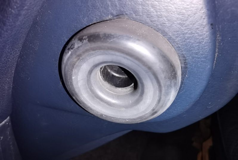 Dichtung an der Seite des Amaturenbrettes
Zwischen Amaturenbrett und Spiegel 
Schlüsselwörter: Dichtung an der Seite des Amaturenbrettes