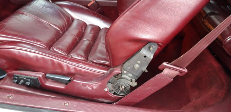 Sitzverkleidung Fahrersitz fehlt
