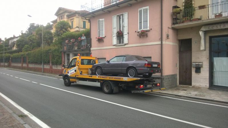 Lago Maggiore Juli 2015 - Huckepack
Weil der Graue Baron sein KÃ¼hlwasser ausgek... hat: so sieht Huckpack beim italienischen ADAC aus.  Diagnose: Wasserpumpe defekt. Baroni kam dann 10 Tage spÃ¤ter alleine auf dem Tieflader nach Hause. Und weilÂ´s kein FIAT ist: war dann doch "nur" ein defektes Thermostat.... :(
