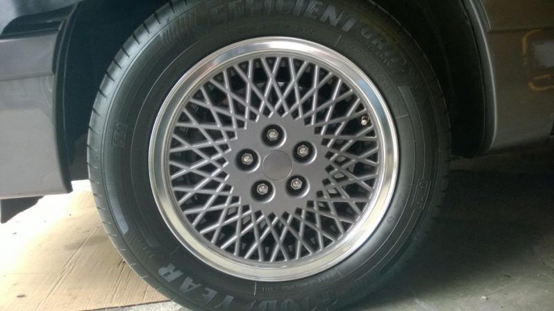 Frisch polierter Felgenkranz !
Nach einem Hauch von Ganz-KÃ¶rper-Lack in 2013 (im Original-Ton natÃ¼rlich) waren die Felgen im Juni 2015 an der Reihe. Da der Graue Baron sicherlich nie Schnee und nach MÃ¶glichkeit auch keinen Regen sieht: Ohne Lack, nur poliert... :) 
