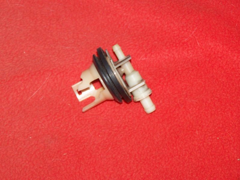 Mein defektes Plastikteil
Plastik "im Tank innern" defekt, Gummi denk ich noch gut
